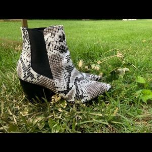 Snake skin boots size 8 in woman. Only worn once’s